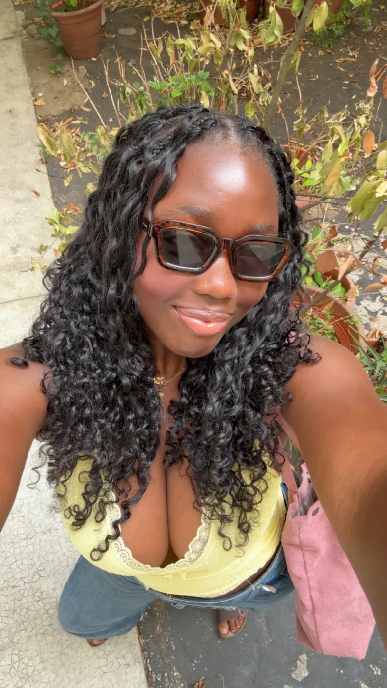 Look Bundles en robe noire avec longue texture ondulée