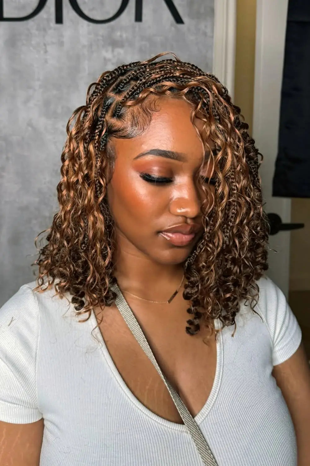 Look curly caramel porté sur carré mi-long