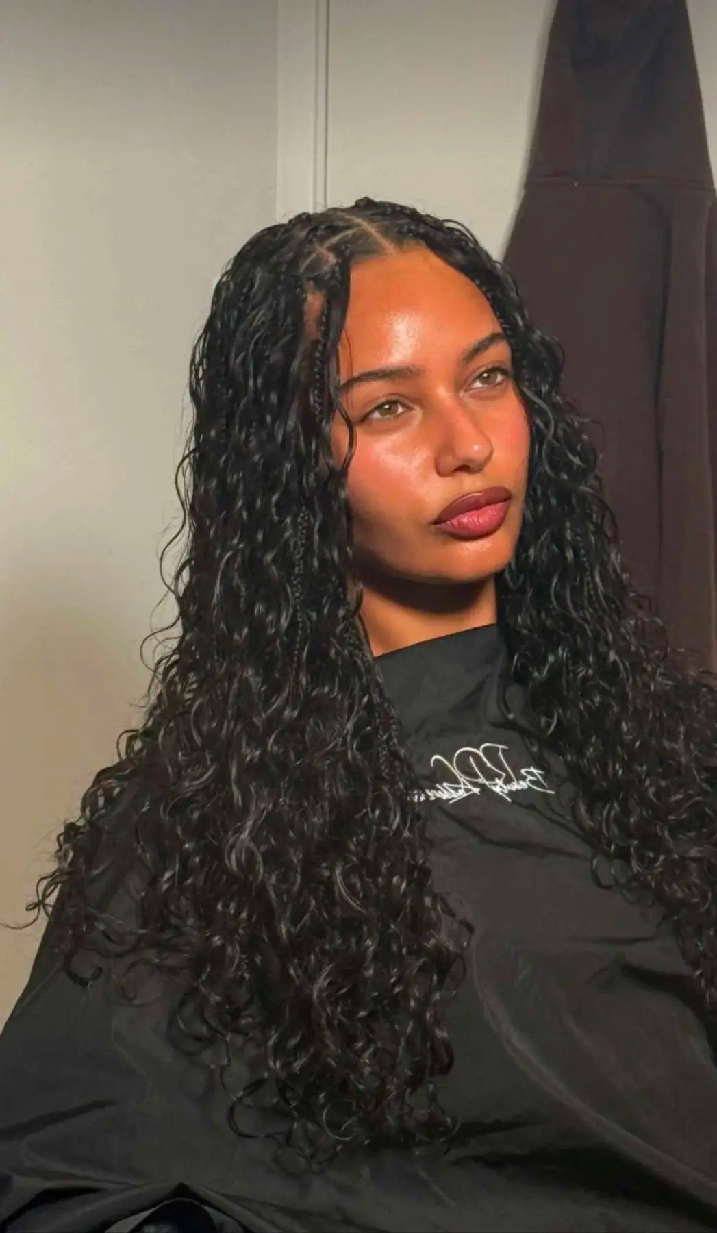 Look wave noir porté en longueur